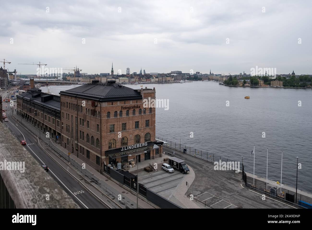 Vista del Museo Fotografiska dal punto di vista di Fjällgatan, situato nel quartiere di Södermalmn. Sullo sfondo il paesaggio urbano di Stoccolma. Foto Stock