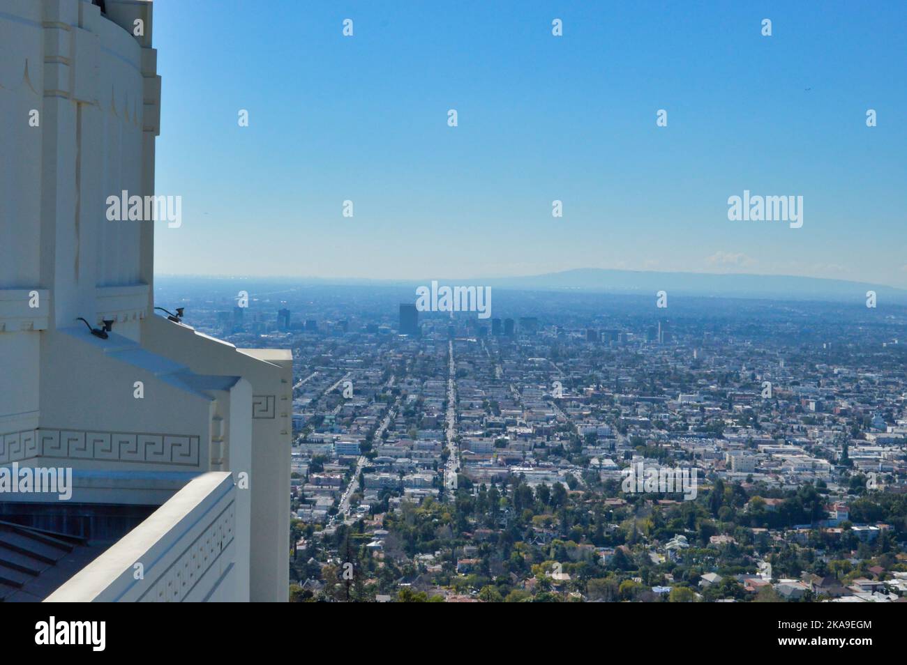Un paesaggio urbano catturato da un edificio bianco su una collina durante la chiara giornata di sole Foto Stock
