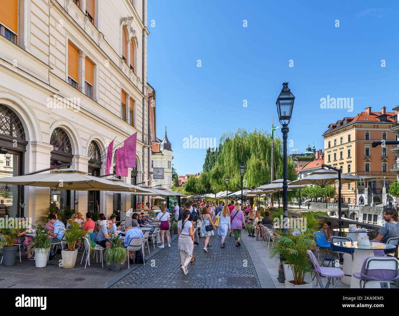 Bar e caffè a Cankarjevo nabrežje, città vecchia, Lubiana, Slovenia Foto Stock