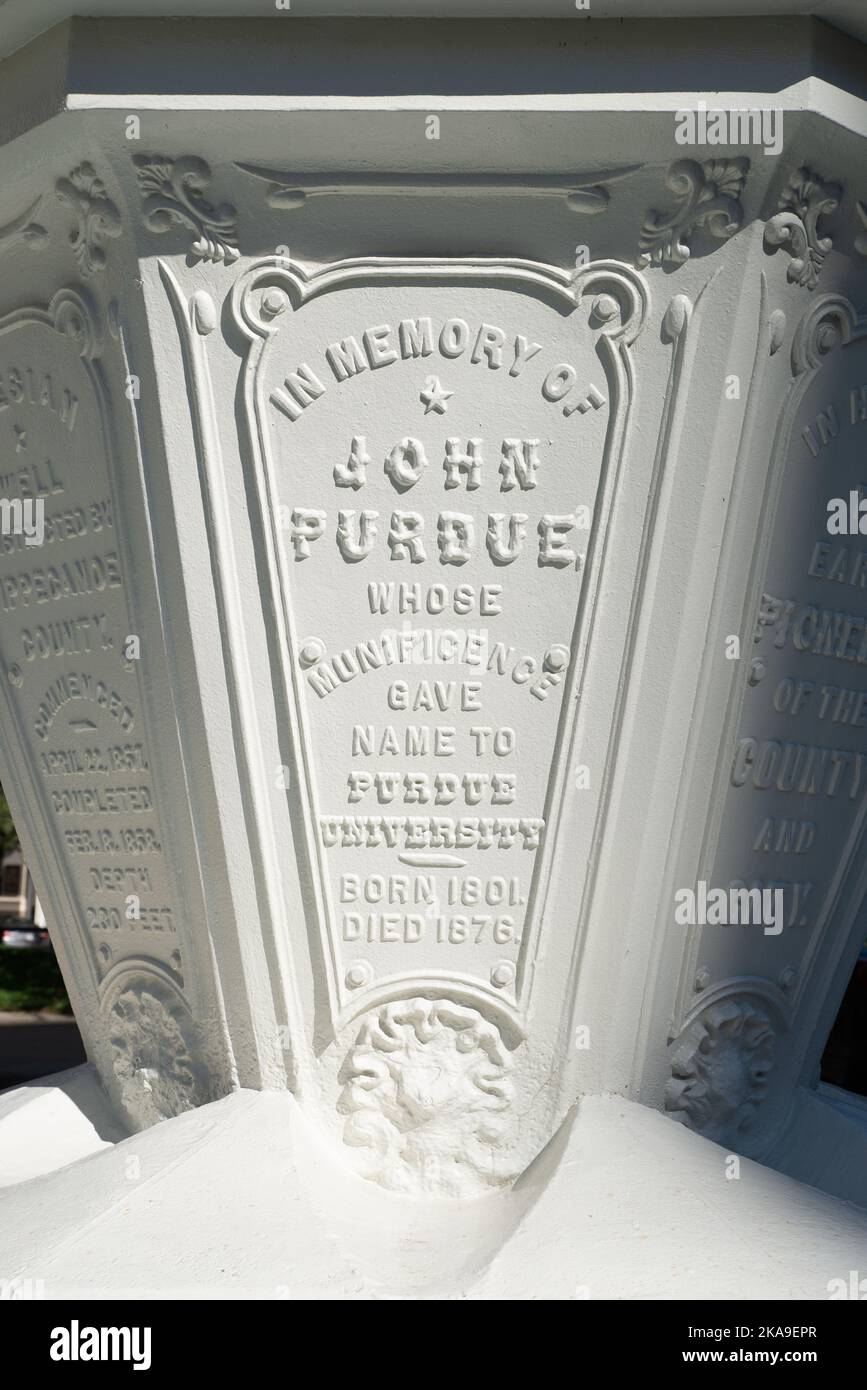 Lafayette, Indiana - USA - 29th luglio 2022: La Fontana Lafayette, costruita nel 1887 dallo scultore Lorado Taft, presso il tribunale della contea di Tippecanoe. Foto Stock