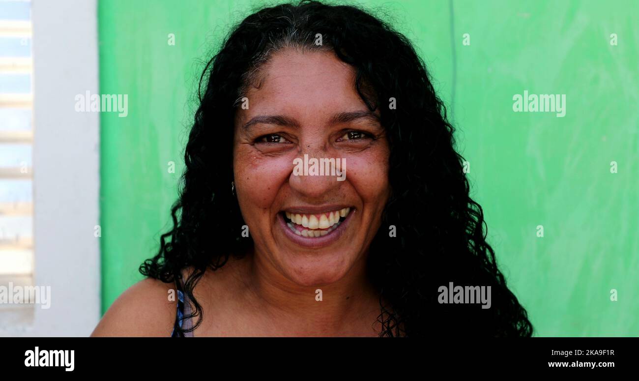 Donna latina ispanica ridente e sorridente, ritratto della gente reale Foto Stock