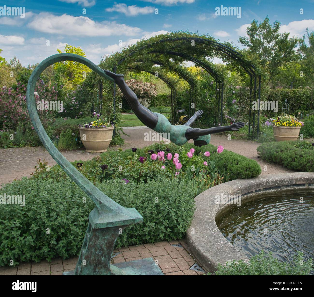 Scultura femminile 'Divaa' in resina di bronzo di Mark Swan MRSS al RHS Wisley Garden, Surrey, Inghilterra Foto Stock