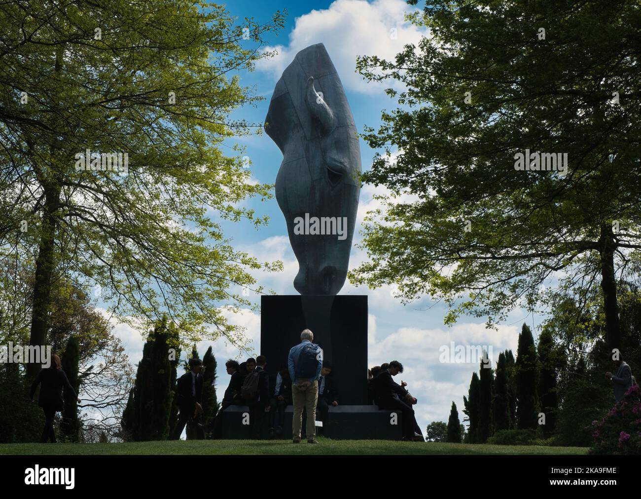 Metal Horse Head Sculpture 'Still Water' di NIC Fiddian-Green al RHS Wisley Garden, Surrey Foto Stock