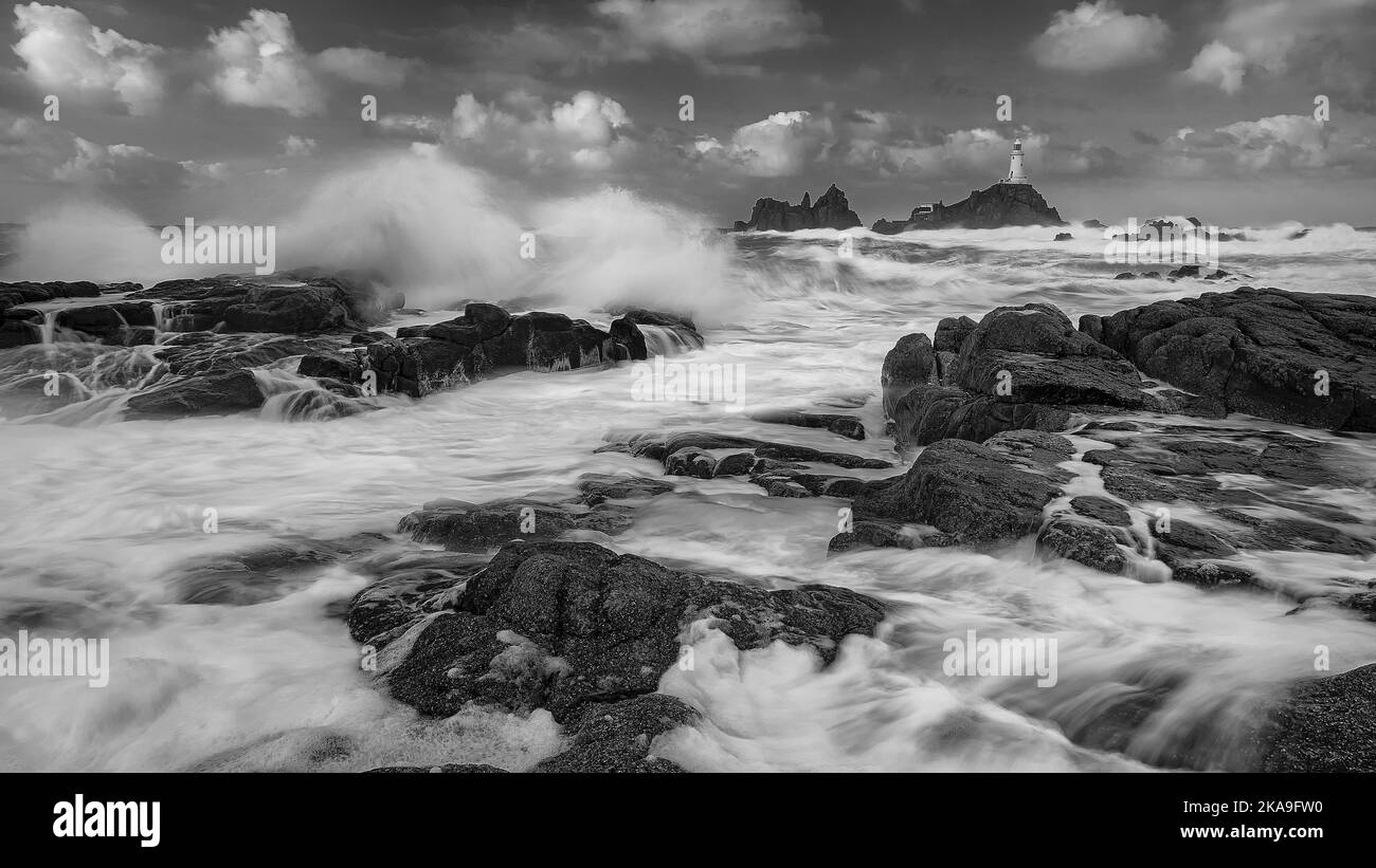 Una vista ipnotica del faro di Corbiere su Jersey, le Isole del canale Foto Stock