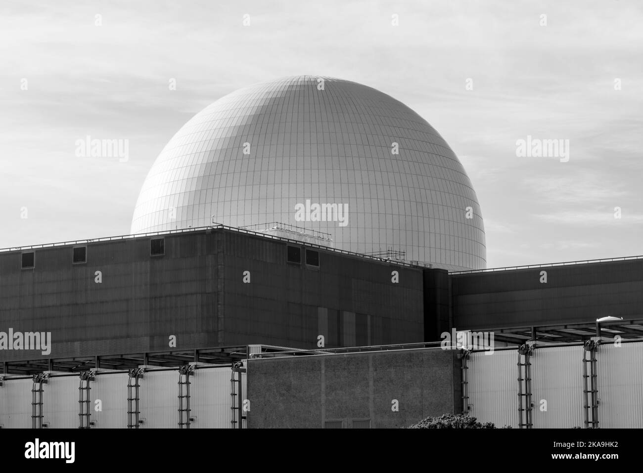 Centrale nucleare di Sizewell con cupola bianca di Sizewell B, Suffolk, Regno Unito Foto Stock
