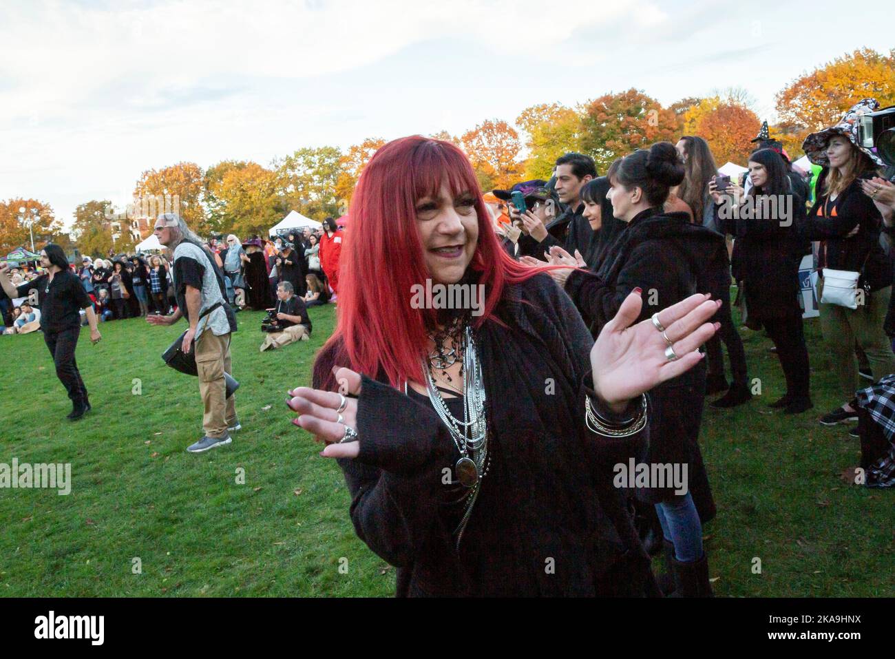 Ottobre 31, 2022. Salem, ma. Il Circolo Magico delle streghe di Salem. Centinaia si sono Uniti a Christian Day e Brian Cain con i tamburi dei Dragon Ritual Foto Stock