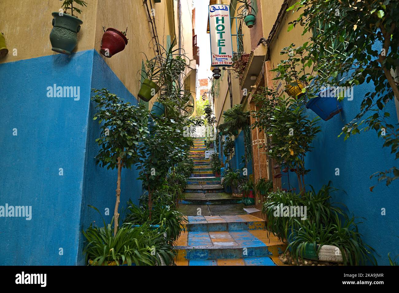 Una strada laterale colorata nella città di Tanger Foto Stock