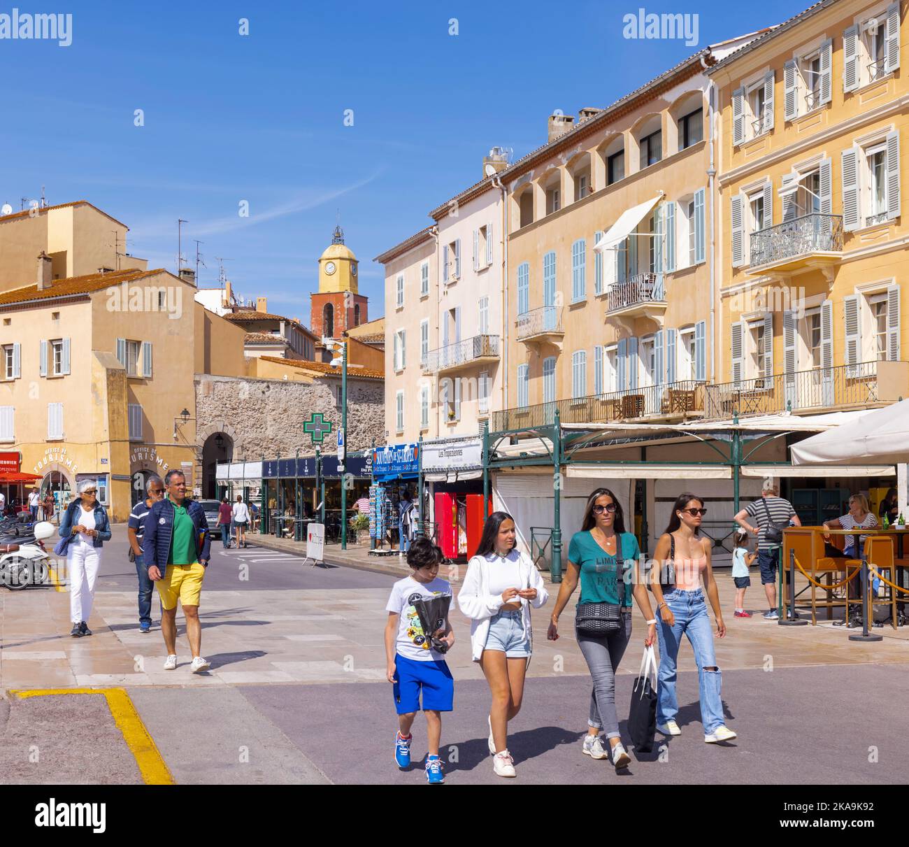 Saint-Tropez, Costa Azzurra, Costa Azzurra, Provenza, Francia. Street scene su Quai Suffren. Foto Stock