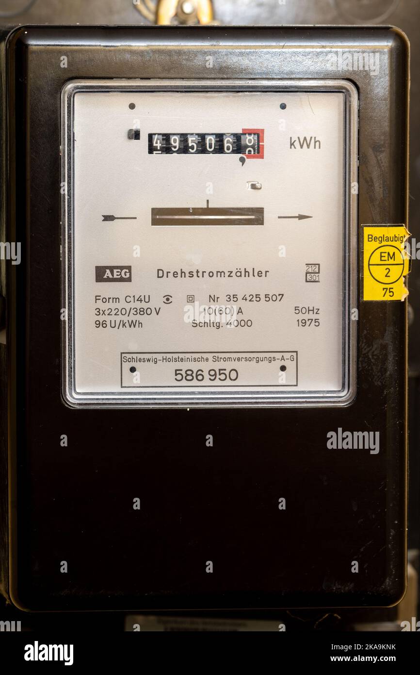 Oldenburg, Germania, aprile 25 2022, marca di contatori trifase AEG, come concetto per l'aumento dei costi energetici Foto Stock