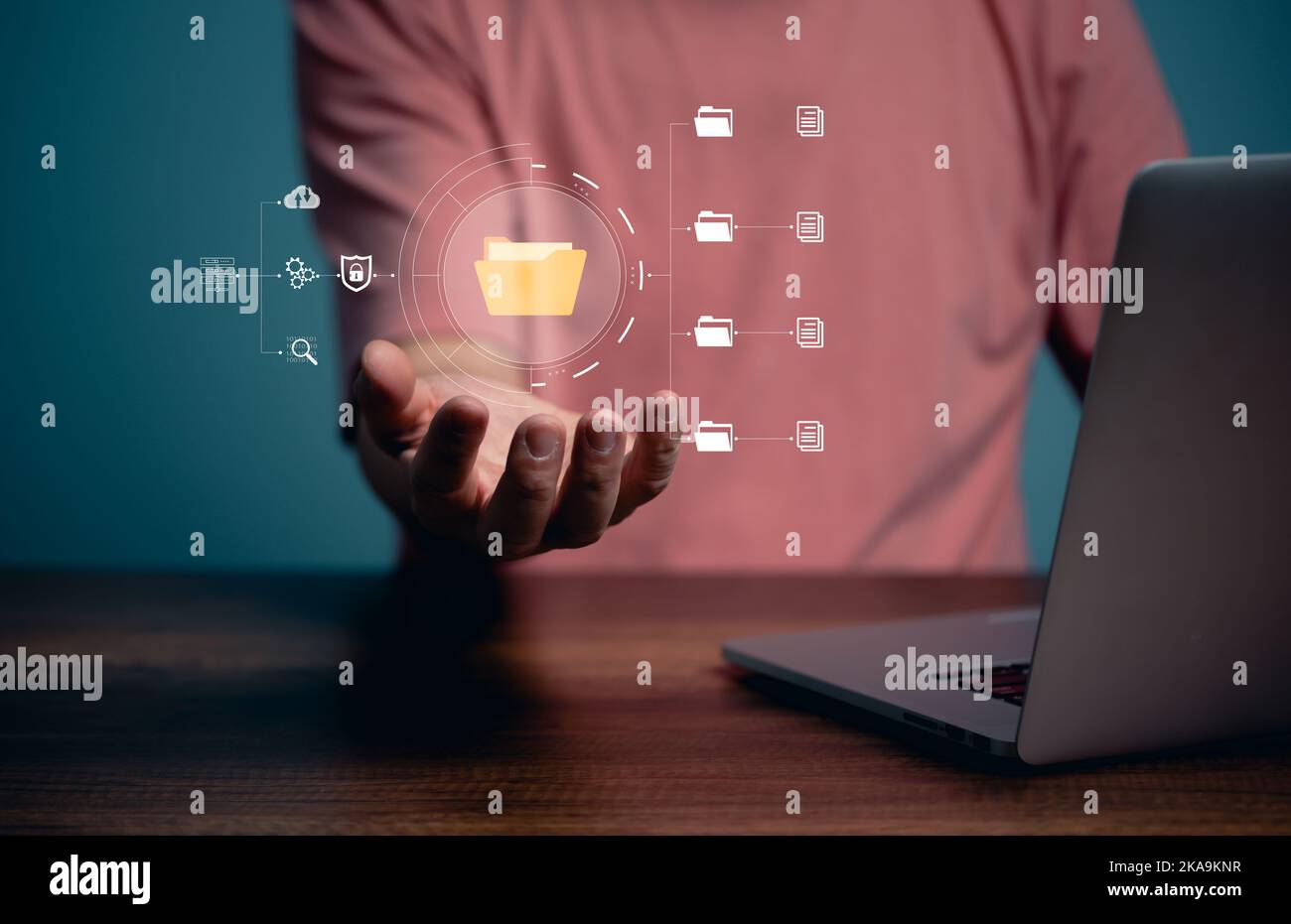 Computer Document management system concept, business man holding folder, file, documenti, database e cyber safety icon software per archi efficienti Foto Stock