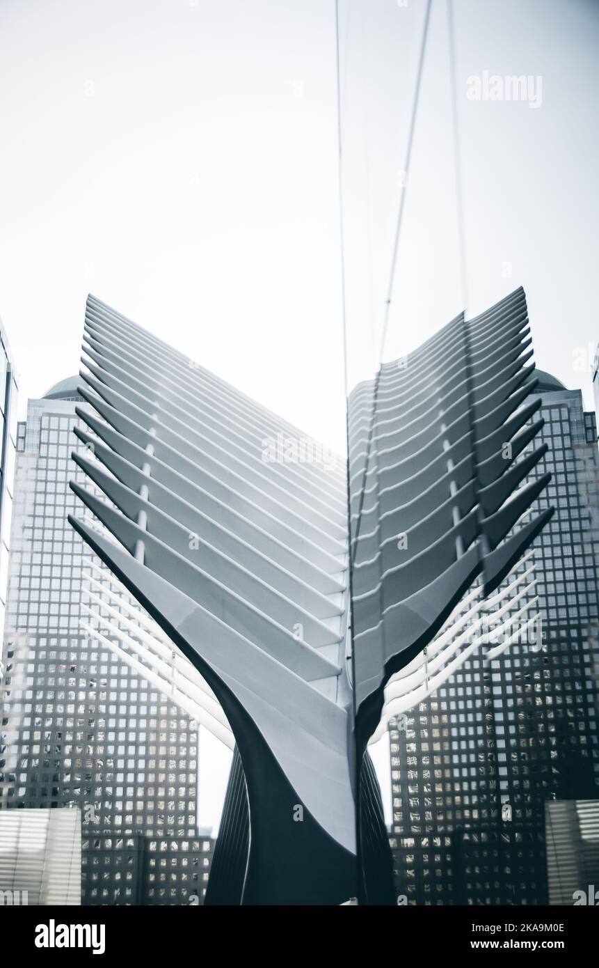 Uno scatto verticale minimalistico del futuristico centro commerciale Westfield World Trade Center nel centro di Manhattan Foto Stock