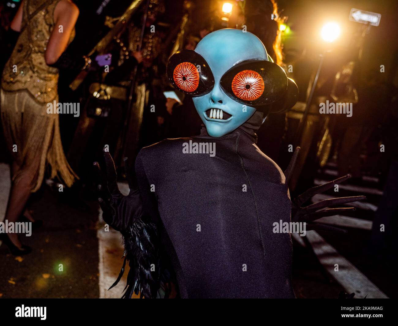 New York, New York, Stati Uniti. 1st Nov 2022. Fu un Thriller alla 49th° edizione annuale della Village Halloween Parade a Greenwich Village. Costumi di ogni genere riempirono l'aria della Sesta Ave mentre migliaia marciavano e migliaia guardavano dai margini. Galleggianti, ballerini, band e solo persone hanno celebrato un Halloween di New York. (Credit Image: © Milo Hess/ZUMA Press Wire) Foto Stock