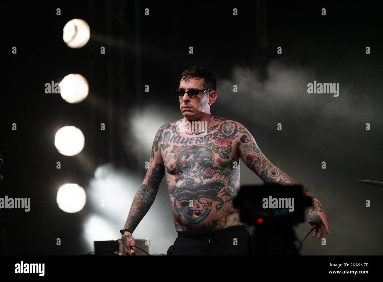 Sebastian Murphy dei Viagra Boys sul lontano fuori Stage al festival Green Man 2022 in Galles, Regno Unito, 2022 agosto. Foto: Rob Watkins Foto Stock