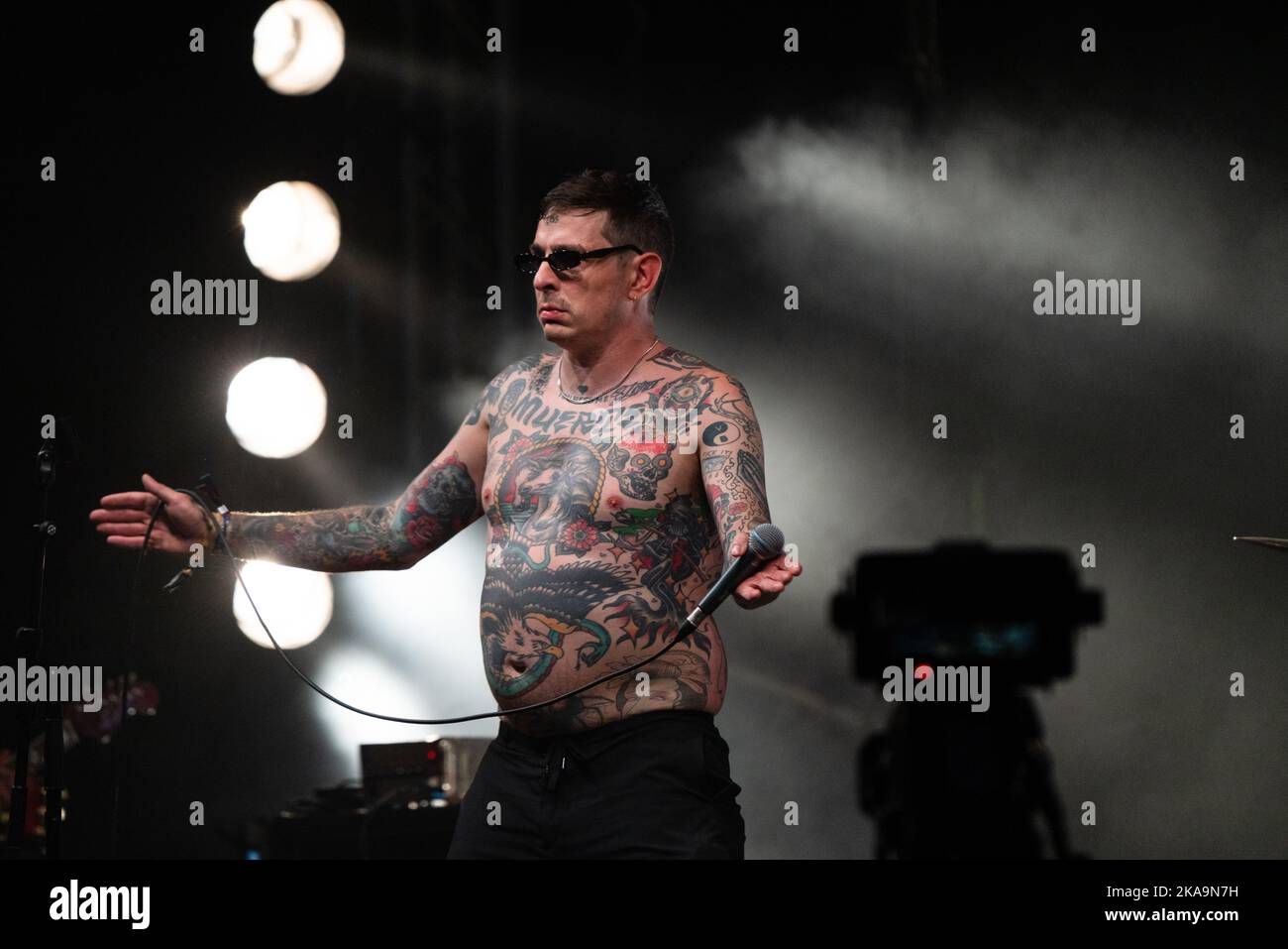 Sebastian Murphy dei Viagra Boys sul lontano fuori Stage al festival Green Man 2022 in Galles, Regno Unito, 2022 agosto. Foto: Rob Watkins Foto Stock