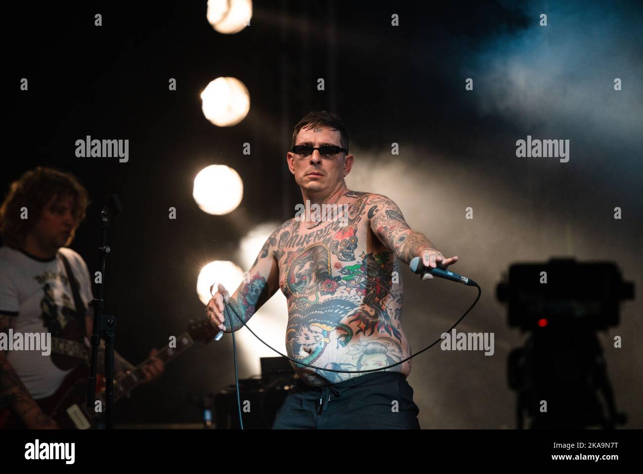 Sebastian Murphy dei Viagra Boys sul lontano fuori Stage al festival Green Man 2022 in Galles, Regno Unito, 2022 agosto. Foto: Rob Watkins Foto Stock