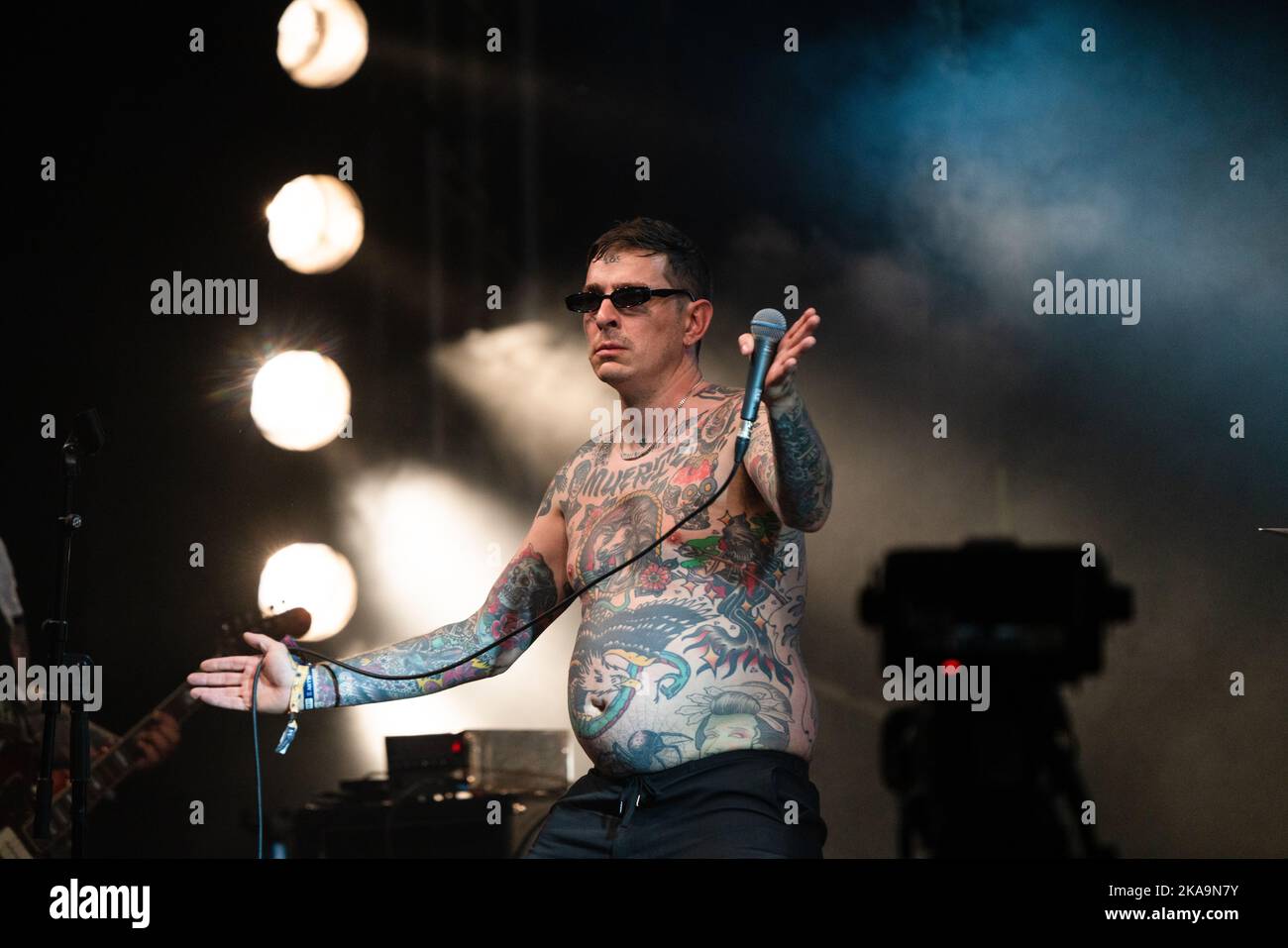 Sebastian Murphy dei Viagra Boys sul lontano fuori Stage al festival Green Man 2022 in Galles, Regno Unito, 2022 agosto. Foto: Rob Watkins Foto Stock