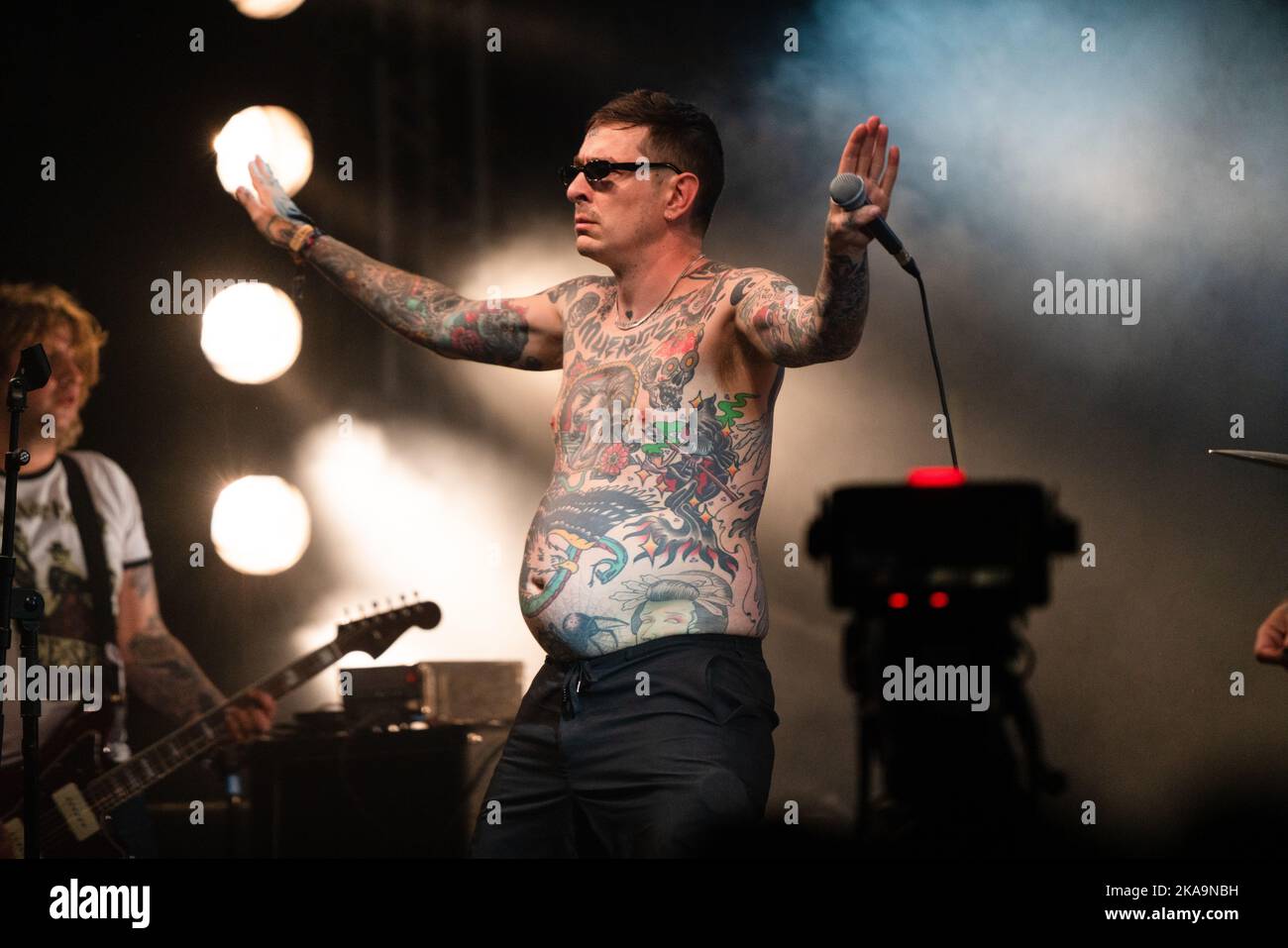 Sebastian Murphy dei Viagra Boys sul lontano fuori Stage al festival Green Man 2022 in Galles, Regno Unito, 2022 agosto. Foto: Rob Watkins Foto Stock