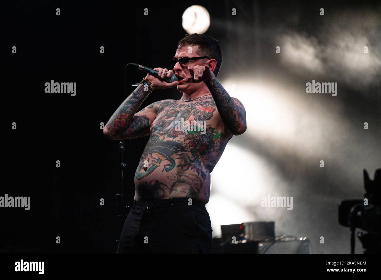 Sebastian Murphy dei Viagra Boys sul lontano fuori Stage al festival Green Man 2022 in Galles, Regno Unito, 2022 agosto. Foto: Rob Watkins Foto Stock