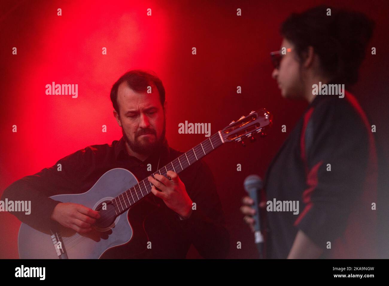 Il chitarrista virtuoso Gyan Riley suona con il vincitore del Grammy Arooj Aftab al festival Green Man 2022 in Galles, Regno Unito, 2022 agosto. Foto: Rob Watkins Foto Stock