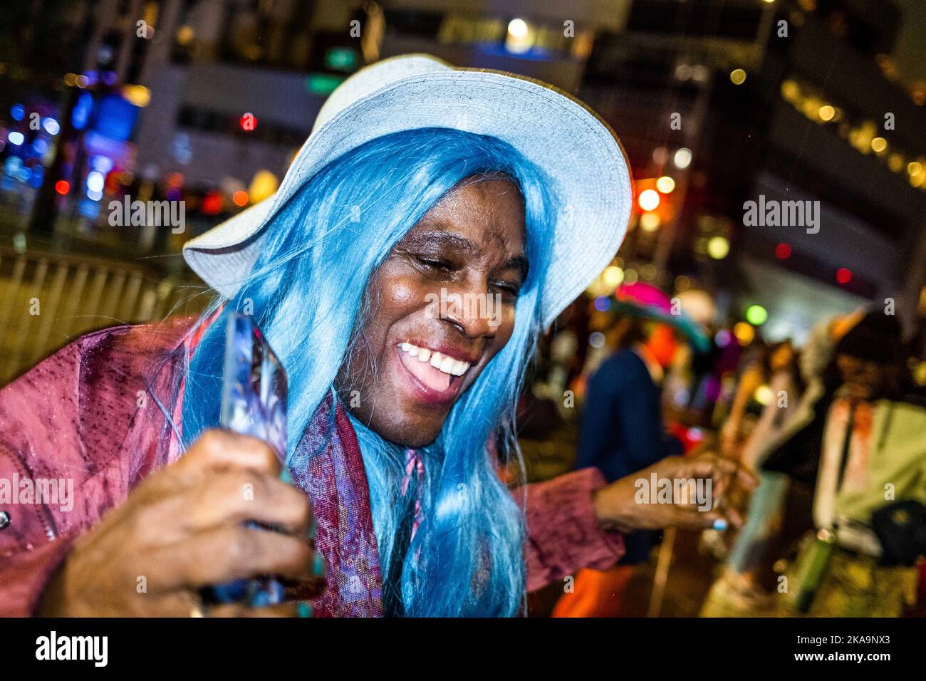New York, New York, Stati Uniti. 1st Nov 2022. Fu un Thriller alla 49th° edizione annuale della Village Halloween Parade a Greenwich Village. Costumi di ogni genere riempirono l'aria della Sesta Ave mentre migliaia marciavano e migliaia guardavano dai margini. Galleggianti, ballerini, band e solo persone hanno celebrato un Halloween di New York. (Credit Image: © Milo Hess/ZUMA Press Wire) Foto Stock