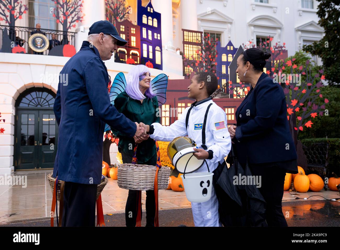 Washington, Stati Uniti d'America. 31st Ott 2022. Washington, Stati Uniti d'America. 31 ottobre 2022. Il presidente degli Stati Uniti Joe Biden e la First Lady Jill Biden salutano i trick-or-curatori in costume durante la celebrazione annuale di Halloween sul prato meridionale della Casa Bianca, 31 ottobre 2022 a Washington, DC l'evento ha incluso bambini di vigili del fuoco, infermieri, poliziotti e membri della Guardia Nazionale. Credit: Adam Schultz/White House Photo/Alamy Live News Foto Stock