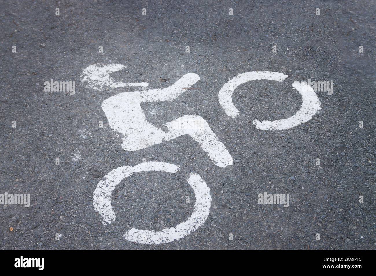 Immagine di un cartello a forma di motocicletta dipinta sull'asfalto in un parcheggio Foto Stock
