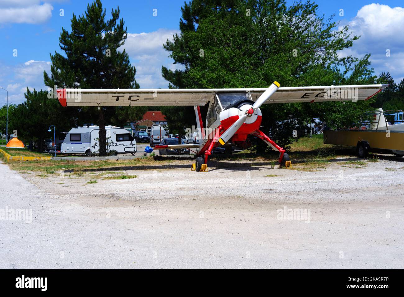 Aereo bianco parcheggiato in erba in una giornata di sole all'aperto Foto Stock