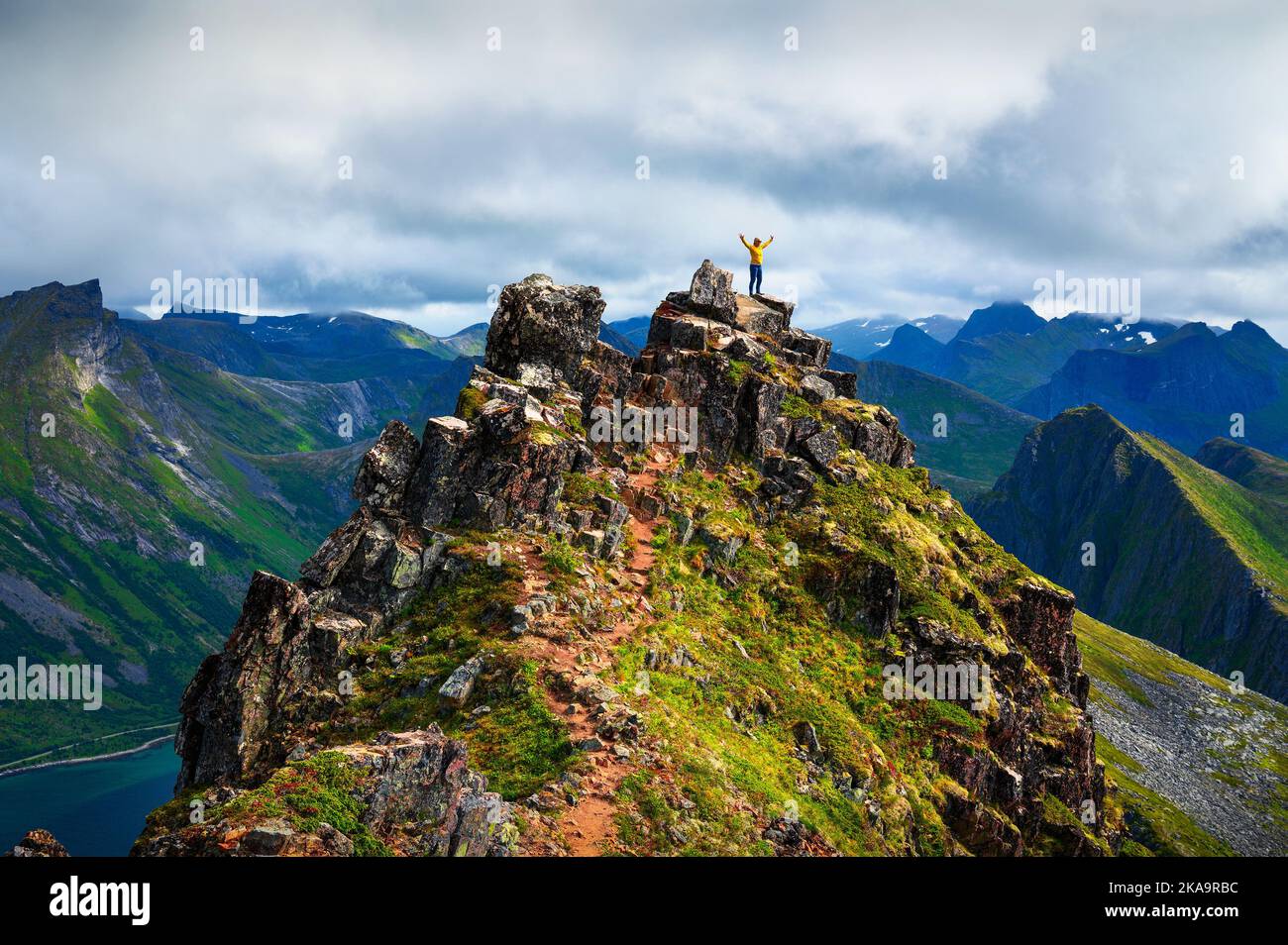Escursionista in piedi sul monte Husfjellet sull'isola di Senja, nel nord della Norvegia Foto Stock