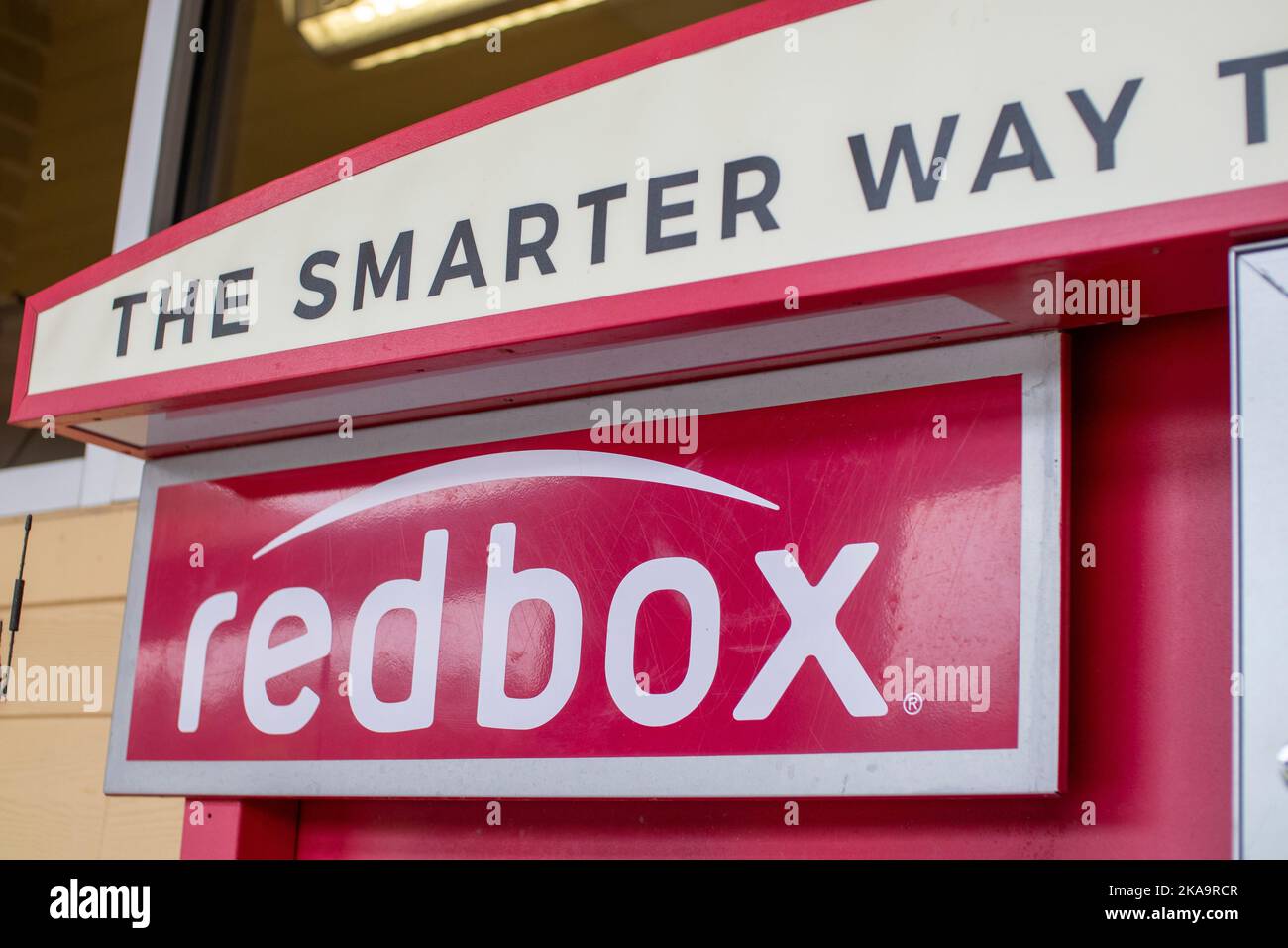 Grovetown, GA USA - 07 19 21: Vista logo in alto del chiosco di noleggio DVD Red Box Foto Stock