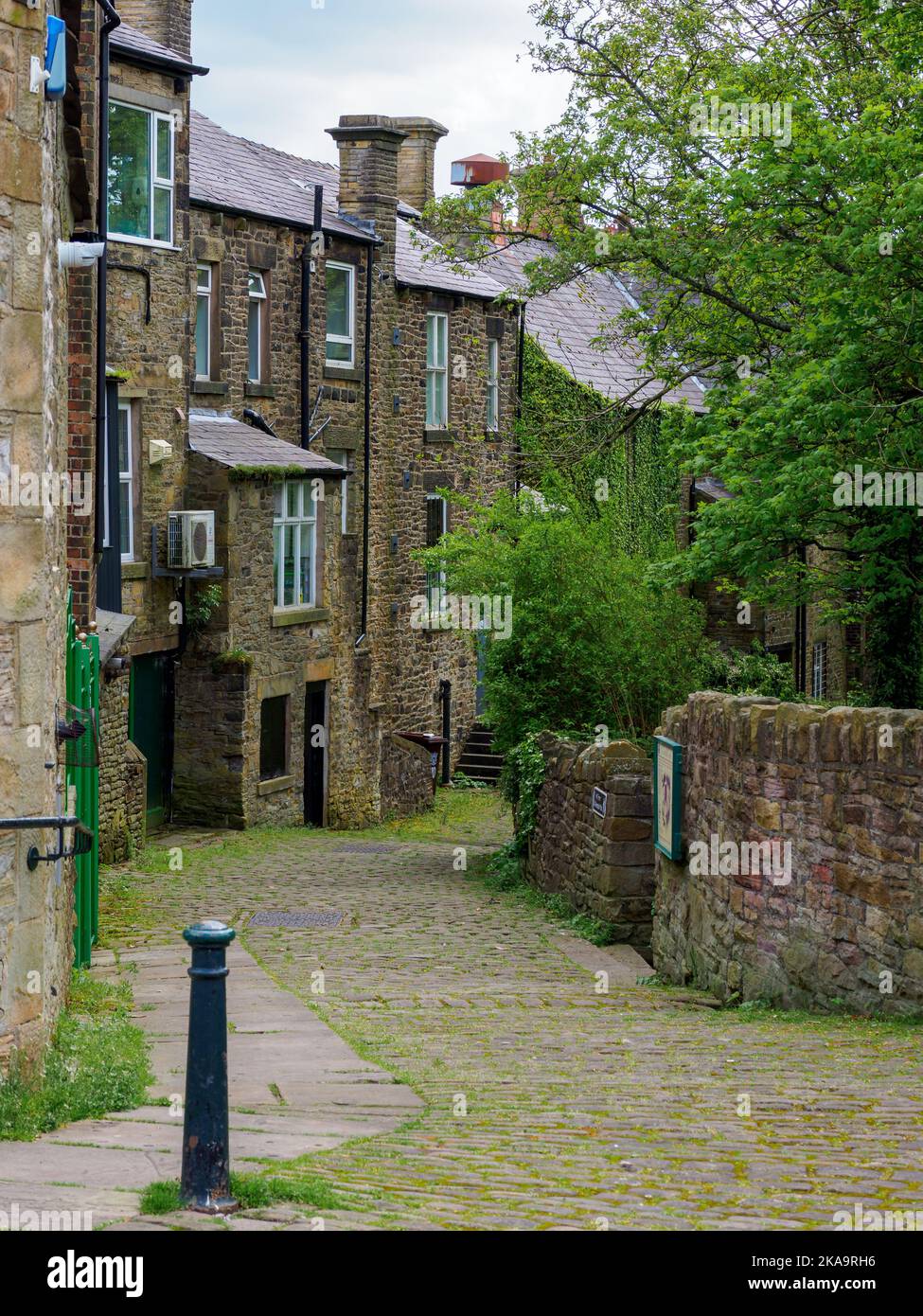 Viuzze acciottolate dietro vecchie case in pietra New Mills Derbyshire Foto Stock