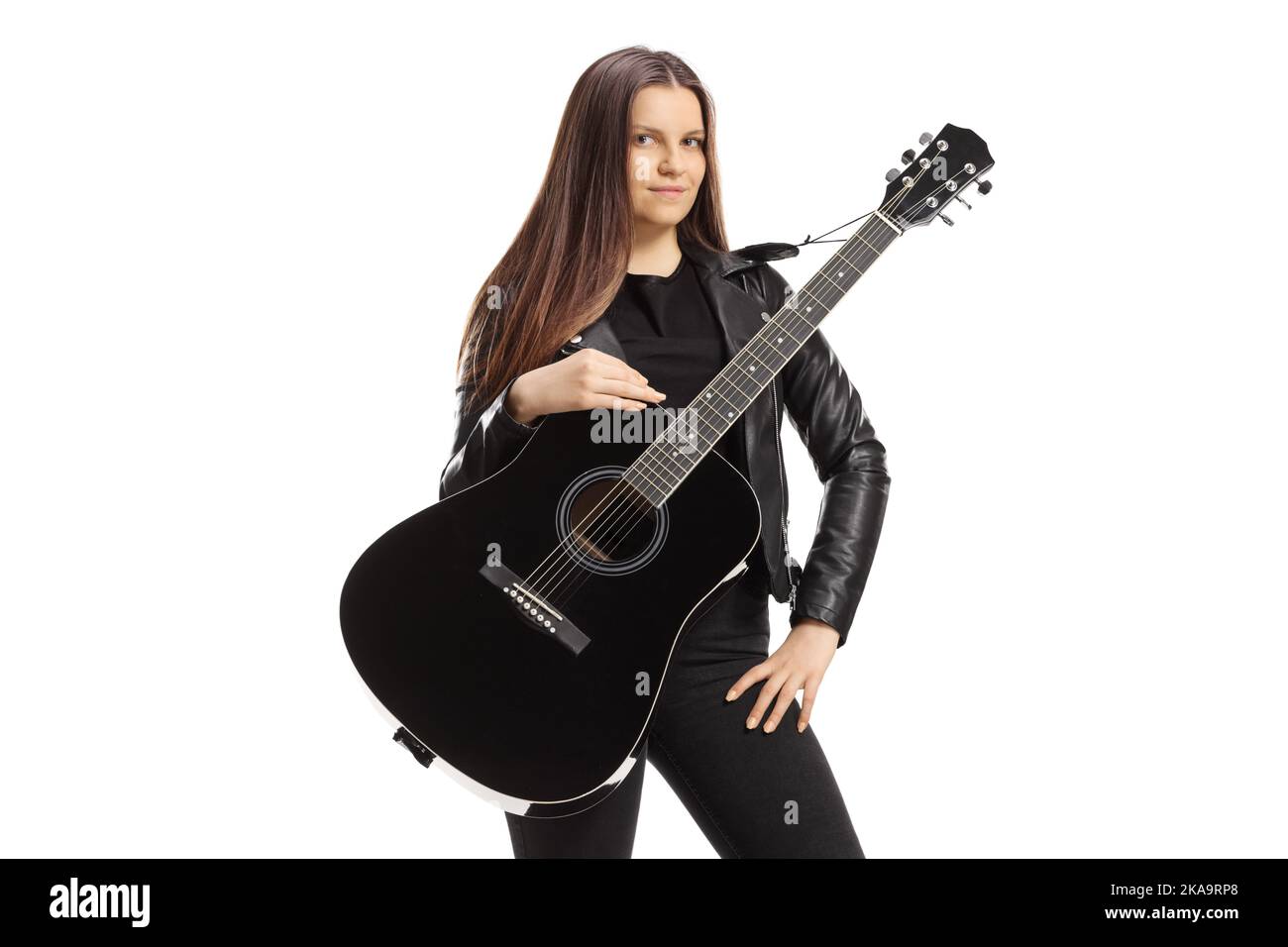 Musicista femminile con una chitarra acustica che posa isolata su sfondo bianco Foto Stock