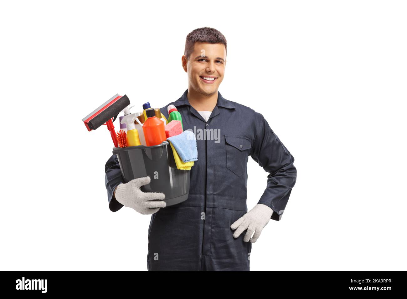 Janitor maschio che tiene un secchio con i rifornimenti di pulizia isolati su fondo bianco Foto Stock