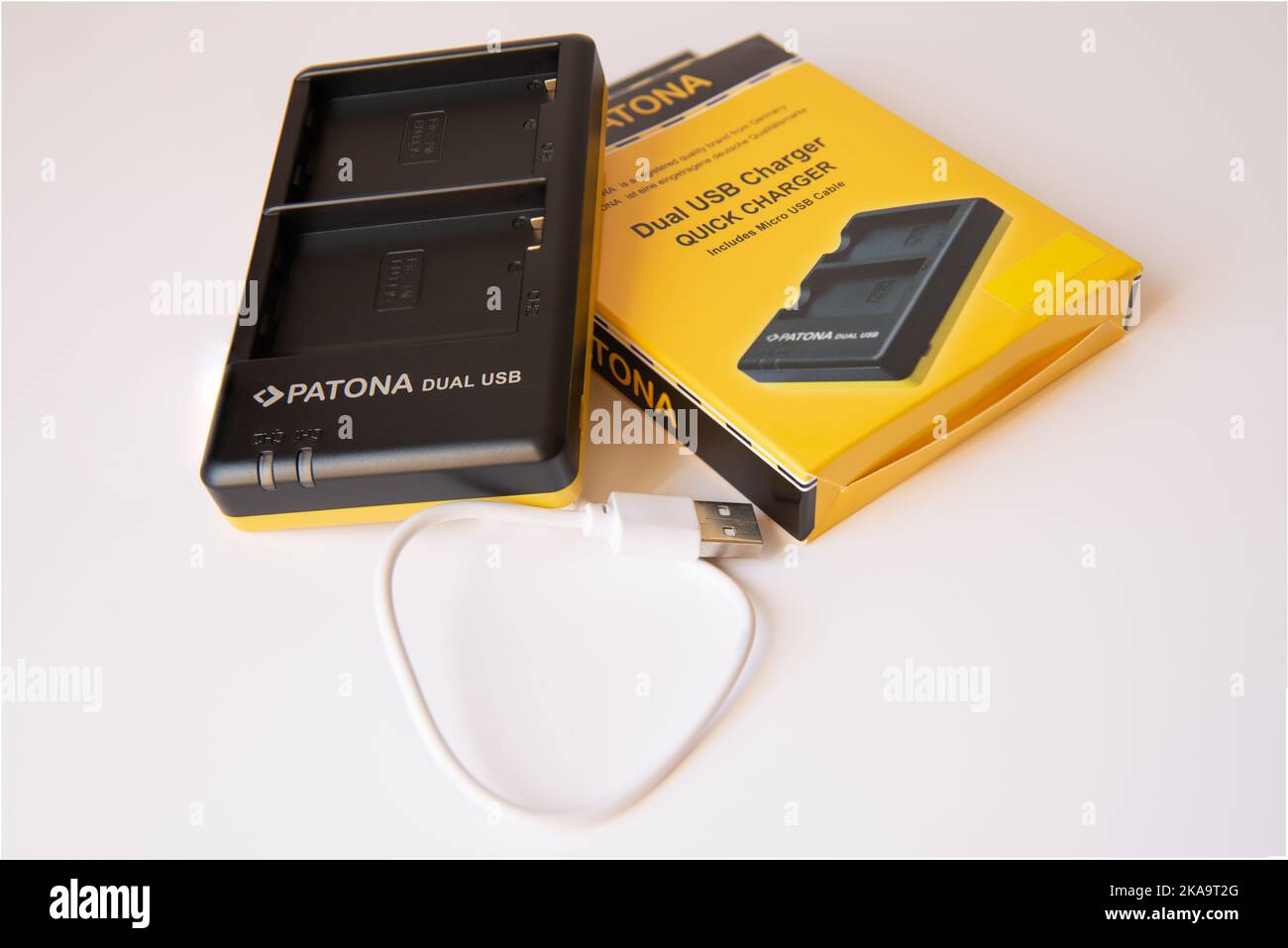 Caricabatteria doppio a marchio Patona per batteria per fotocamera digitale con alimentatore USB Foto Stock