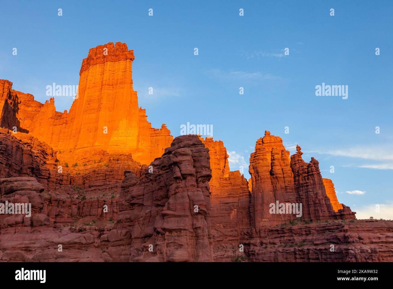 The Fisher Towers, da sinistra, The Kingfisher, The Cottontail & Ancient Art al tramonto vicino a Moab, Utah. Foto Stock