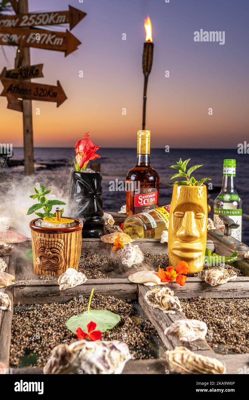 Grecia, Heraklion - 18 giugno 2020: Layout creativo di diversi cocktail alcolici. Sfondo festa estiva. Foto Stock