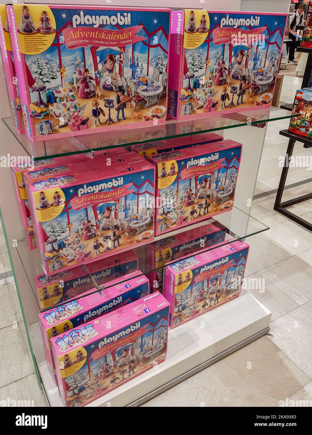 Berlino, Germania, ottobre 2019: Grandi scatole rosa di calendari dell'avvento Playmobil con figure e dettagli e blocchi all'interno sul tema del Natale. Così Foto Stock