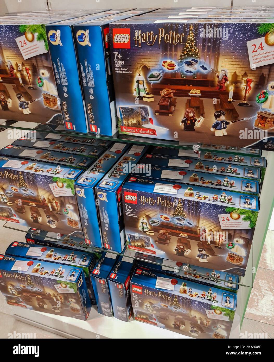 Berlino, Germania, ottobre 2019: Grandi scatole di calendari dell'avvento LEGO con figure d'azione e blocchi di dettaglio all'interno su un tema Harry Potter. Venduto su una sh Foto Stock