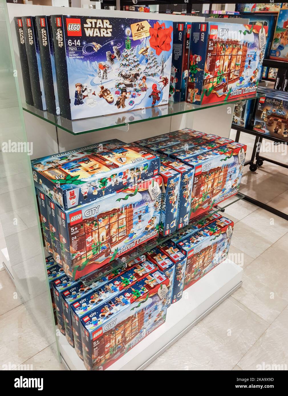 Berlino, Germania, ottobre 2019: Grandi scatole di calendari dell'avvento LEGO con figure e parti e blocchi all'interno sul tema delle Guerre Stellari e dell'epoca. S Foto Stock