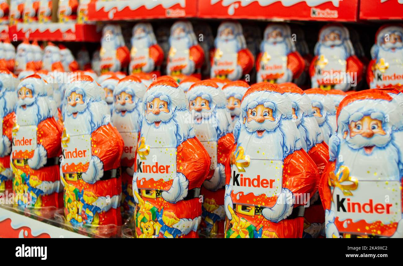 Mosca, Russia, novembre 2020: Molte clausole di Babbo Natale al cioccolato di Kinder in un abito arancione e rosso brillante con un logo. Foto Stock