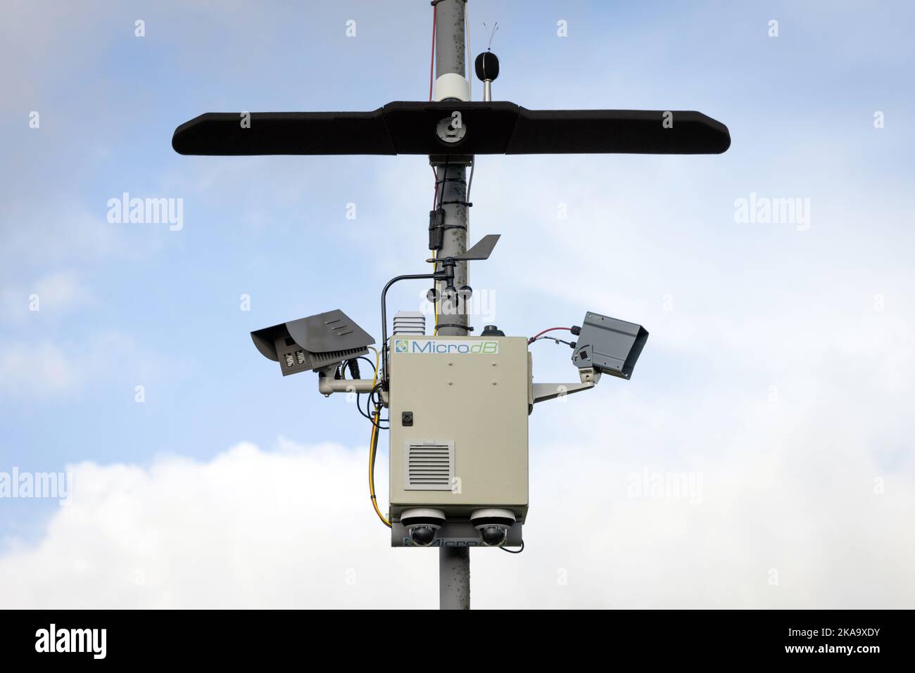 Una macchina fotografica per il rumore a Keighley, West Yorkshire. Il dispositivo, fissato ad un lampione, misura i livelli sonori dei veicoli che passano e ne fa un'immagine Foto Stock