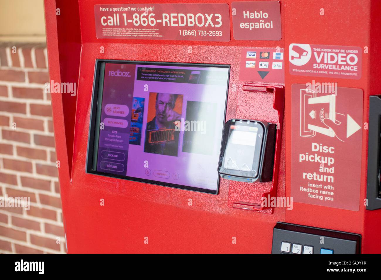 Grovetown, GA USA - 07 19 21: Schermata del chiosco di noleggio DVD Red Box Foto Stock