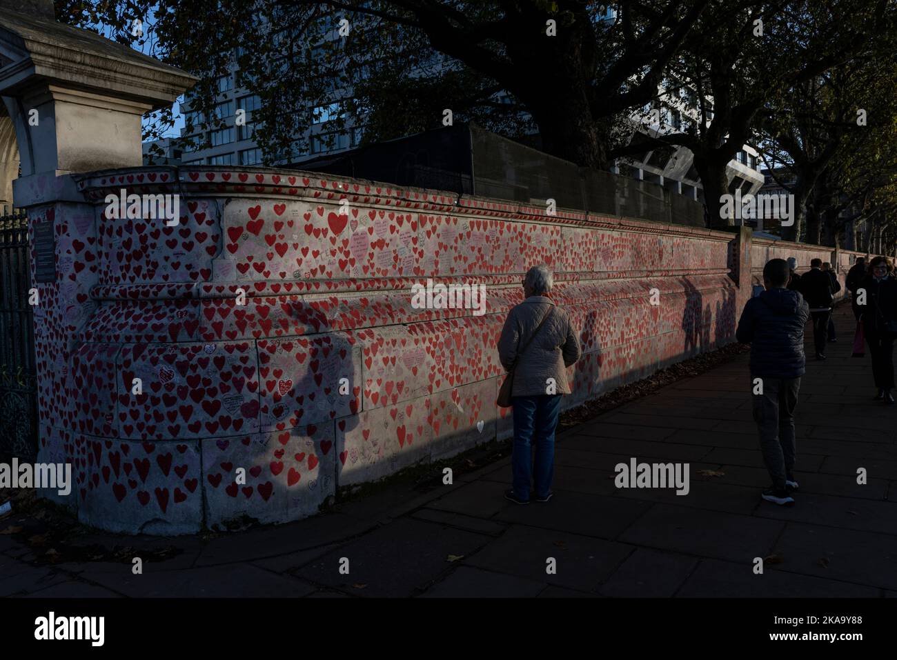 Il National Covid Memorial Wall al crepuscolo, un muro lungo un chilometro sulla Southbank, decorato con cuori d'amore, nomi, date e messaggi, Londra, REGNO UNITO Foto Stock