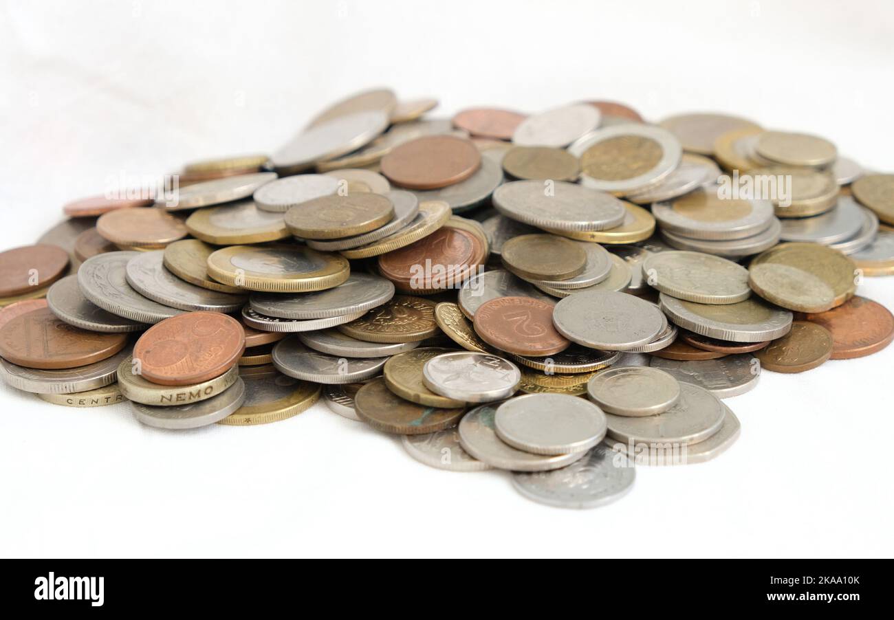 Mucchio di denaro da primo piano su sfondo bianco isolato. Concetto di notizie finanziarie. Foto Stock