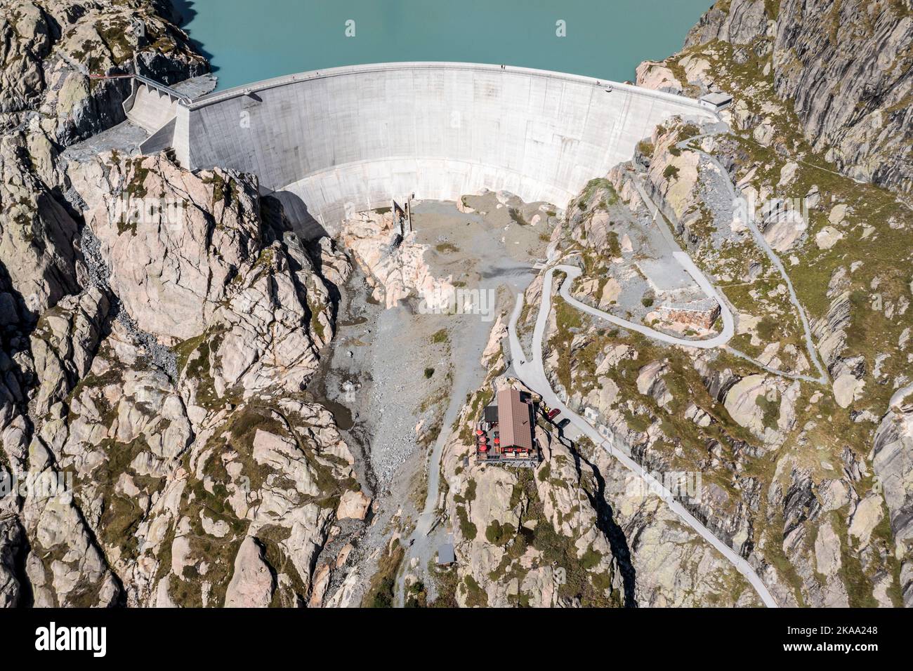 Incredibile vista aerea della diga artificiale Barrage du Vieux Emosson e del rifugio Cabane Vieux Emosson, Finhaut, Svizzera Foto Stock