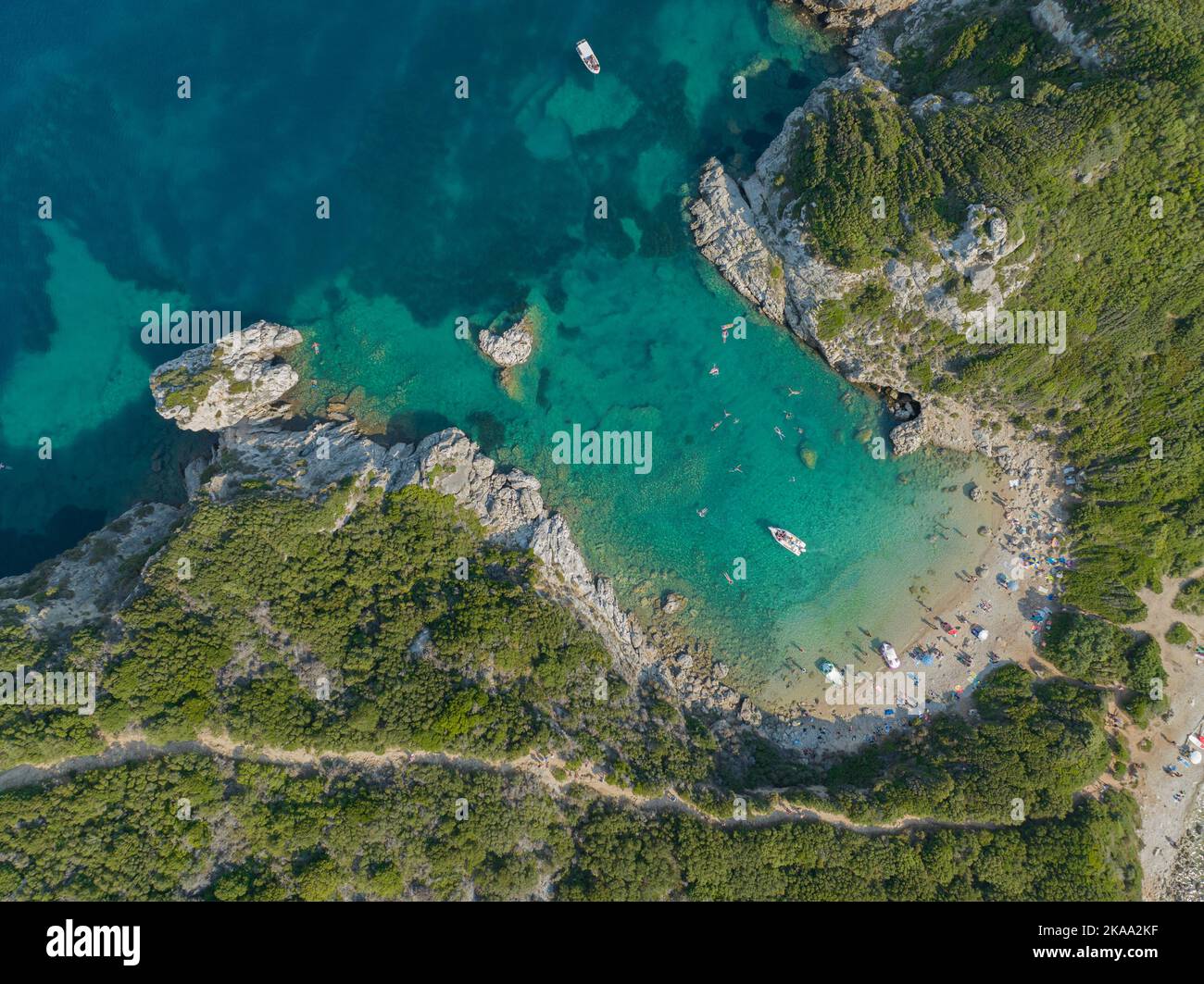 Veduta aerea della scogliera costiera che conduce alla spiaggia di Porto Timoni, isola di Corfù, Grecia. Sottile striscia che forma due spiagge bagnate da acqua cristallina Foto Stock
