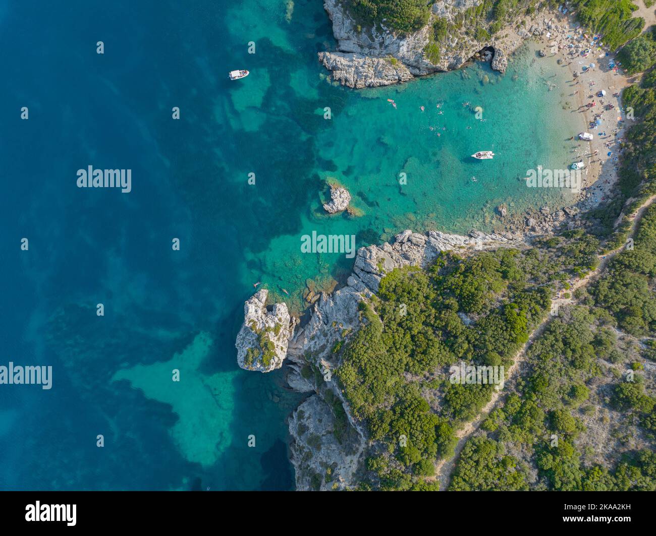 Veduta aerea della scogliera costiera che conduce alla spiaggia di Porto Timoni, isola di Corfù, Grecia. Sottile striscia che forma due spiagge bagnate da acqua cristallina Foto Stock
