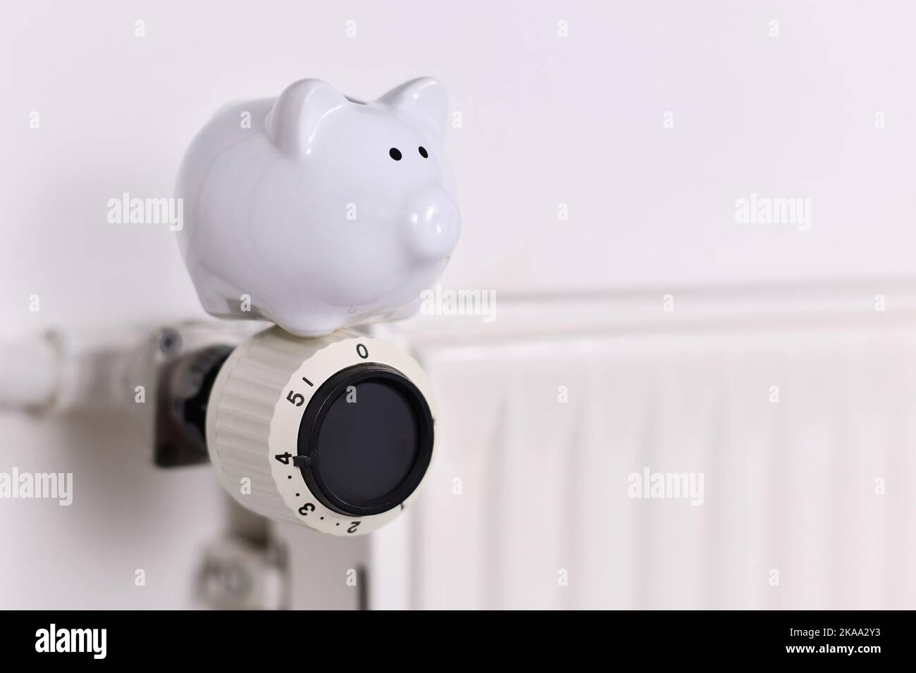 Concetto per risparmiare denaro per il riscaldamento a gas con grattolo su radiatore con spazio copia Foto Stock