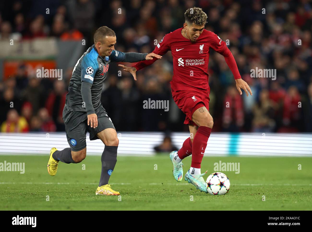 Liverpool, Inghilterra, 1st novembre 2022. Roberto Firmino di Liverpool (R) viene sfidato da Stanislav Lobotka di Napoli durante la partita della UEFA Champions League ad Anfield, Liverpool. L'immagine di credito dovrebbe essere: Darren Staples / Sportimage Foto Stock