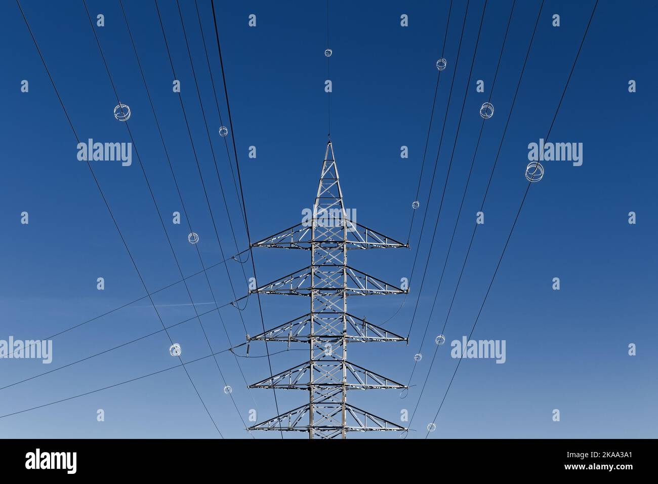 Linea elettrica aerea ad alta tensione e palo di pilone per elettricalinetransmissione Foto Stock