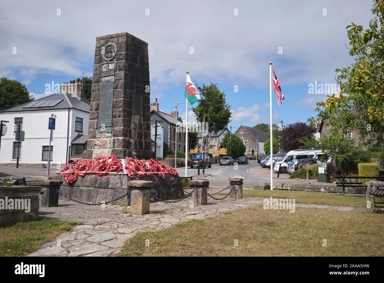 Village Square con monumento ai caduti a Dinas Powis, Galles del Sud, Regno Unito Foto Stock